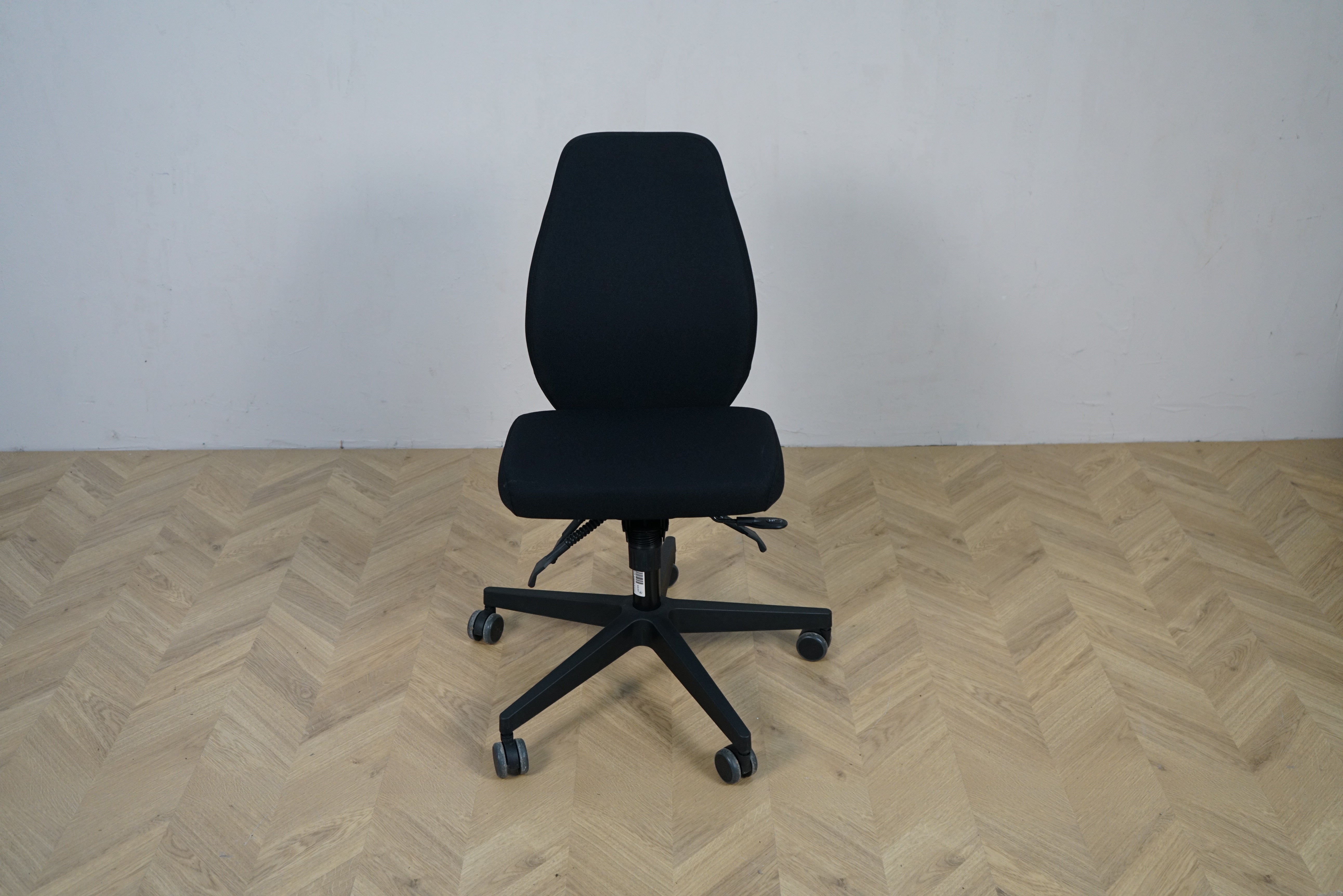 Scanoffice sort kontorstol med justerbart sæde og ryg set forfra.